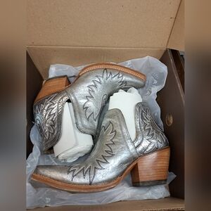 ARIAT Women's Dixon R Toe Silver  Leather Boot Size 8